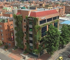 Edificio con fachada verde