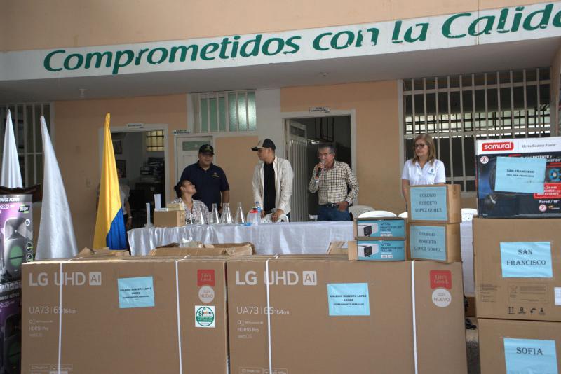 Entrega de dotación a niños en Santo Domingo, Antioquia