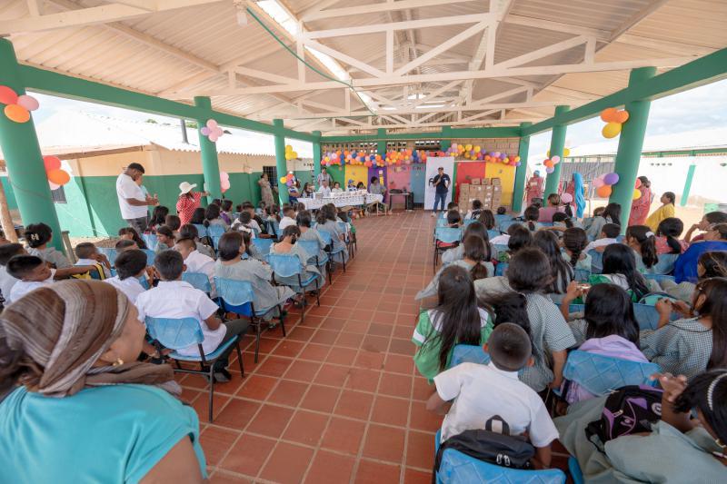 Entrega de tabletas a niños en La Guajira