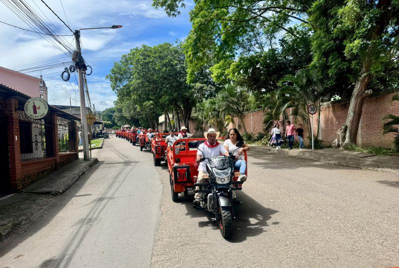 Caravana de motocarros entregados en Garzón Huila