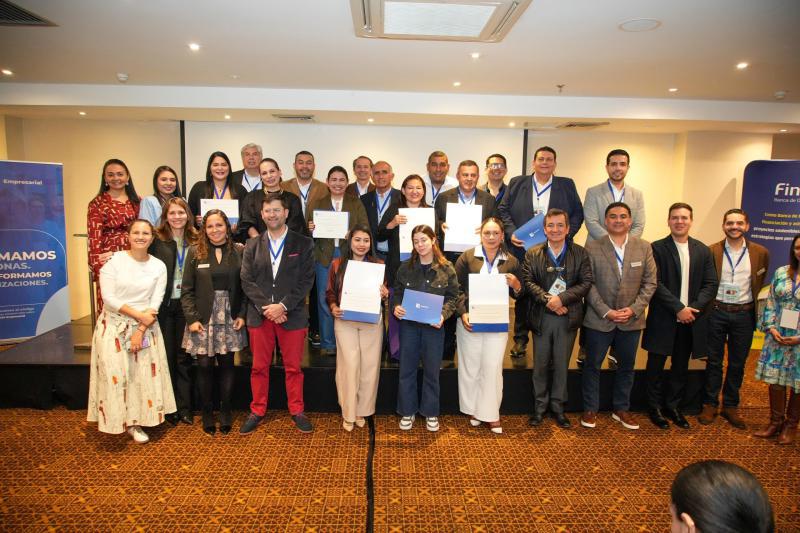 Alcaldes y secretarios culminan su diplomado en administración pública y liderazgo