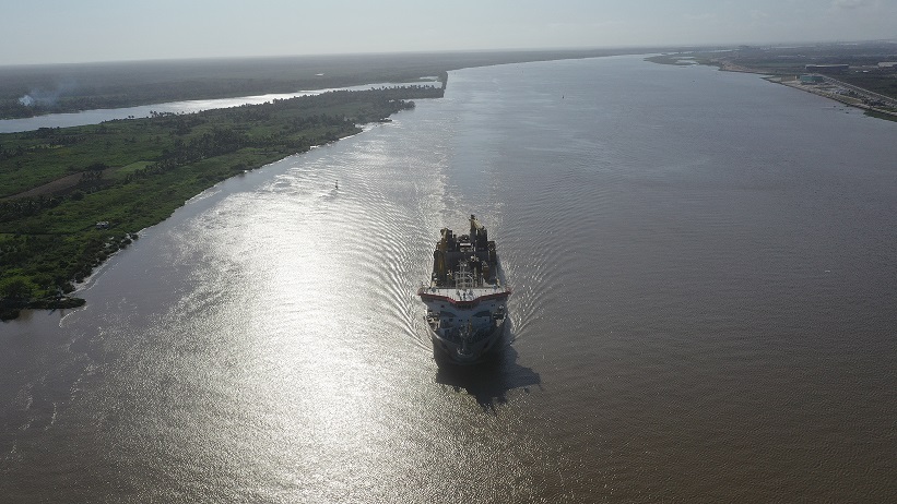 Draga Bartolomeu Dias en el canal de acceso a la Zona Portuaria de Barranquilla.