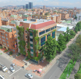 Edificio con fachada verde-natural