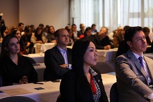 Personas sentadas viendo presentación