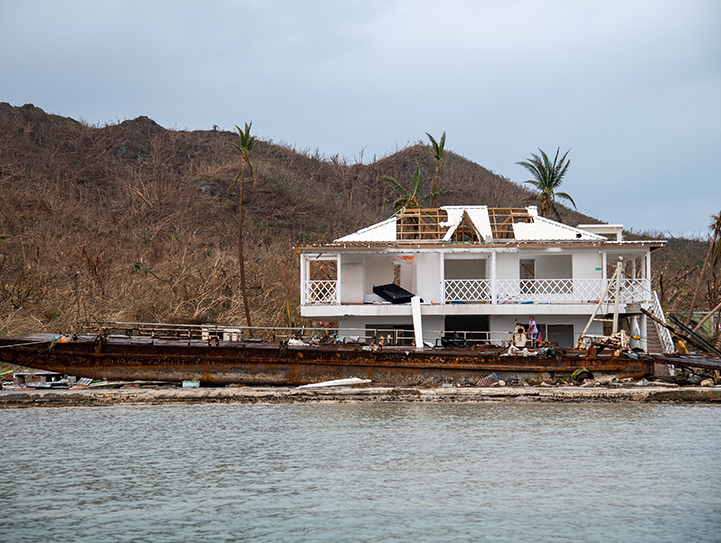 En Santa Catalina una barcaza se montó a la isla - foto Efrain Herrera 