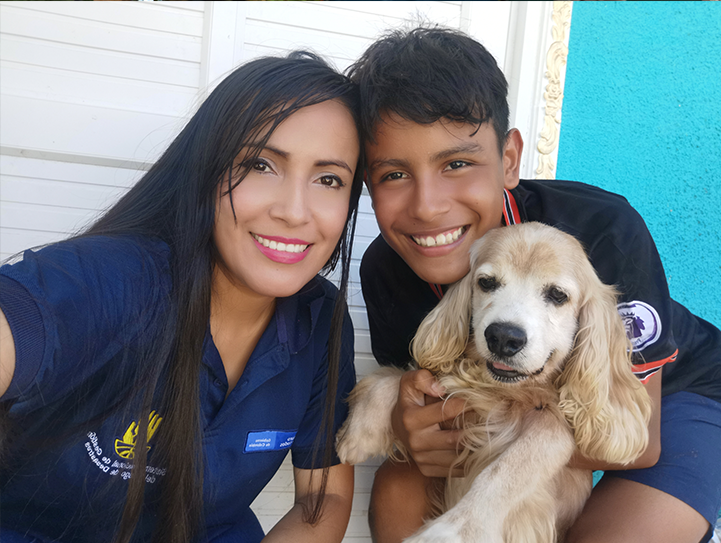 Heidy Hernández Ramírez vive con su hijo y perro en Providencia