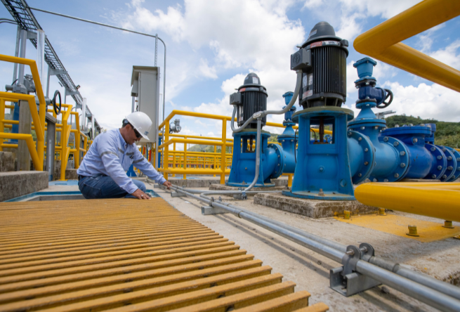 Trabajador en planta de tratamiento de agua