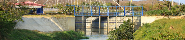 puente y planta de tratamiento de agua