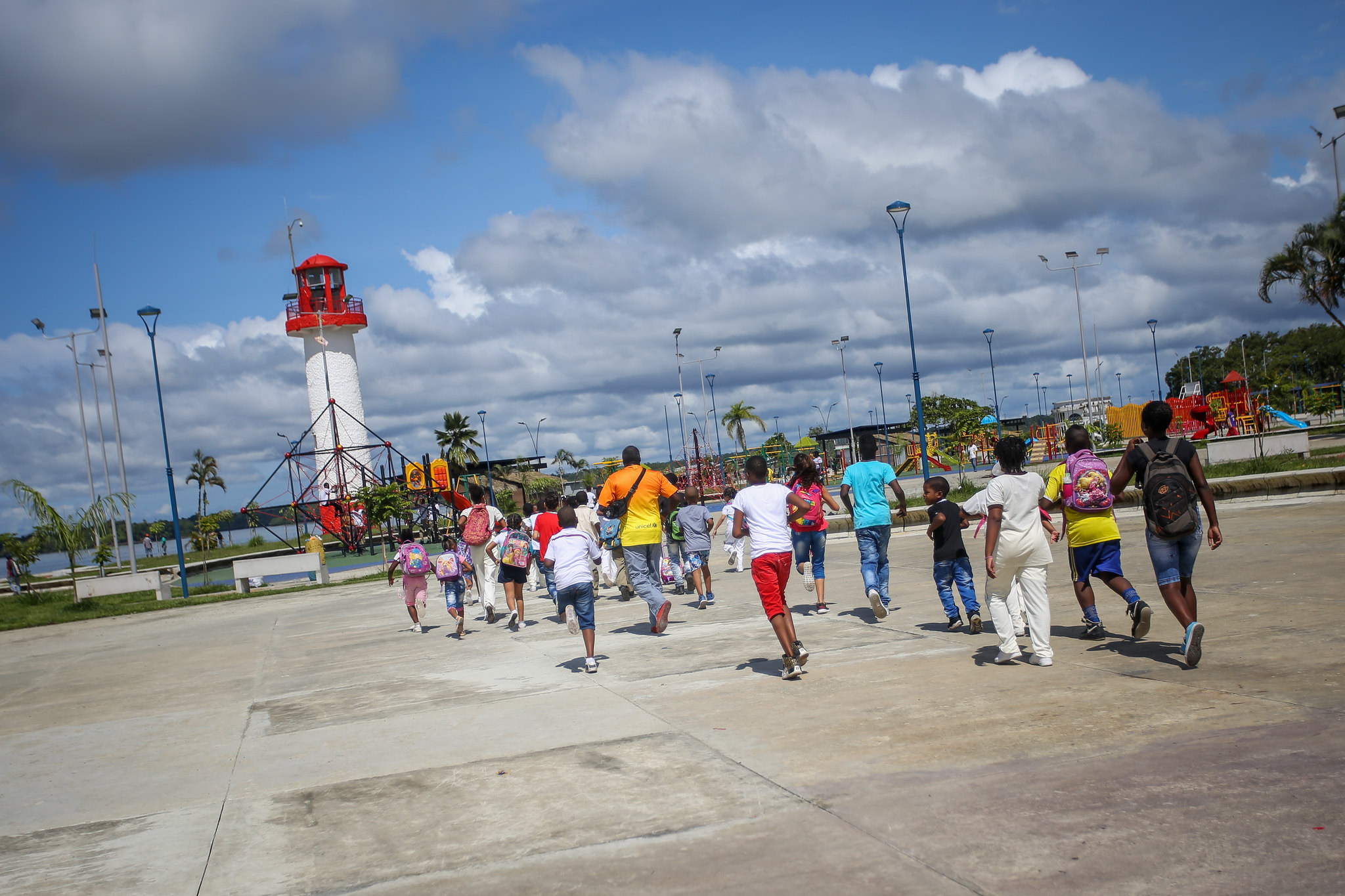 Niños y niñas corriendo y jugando