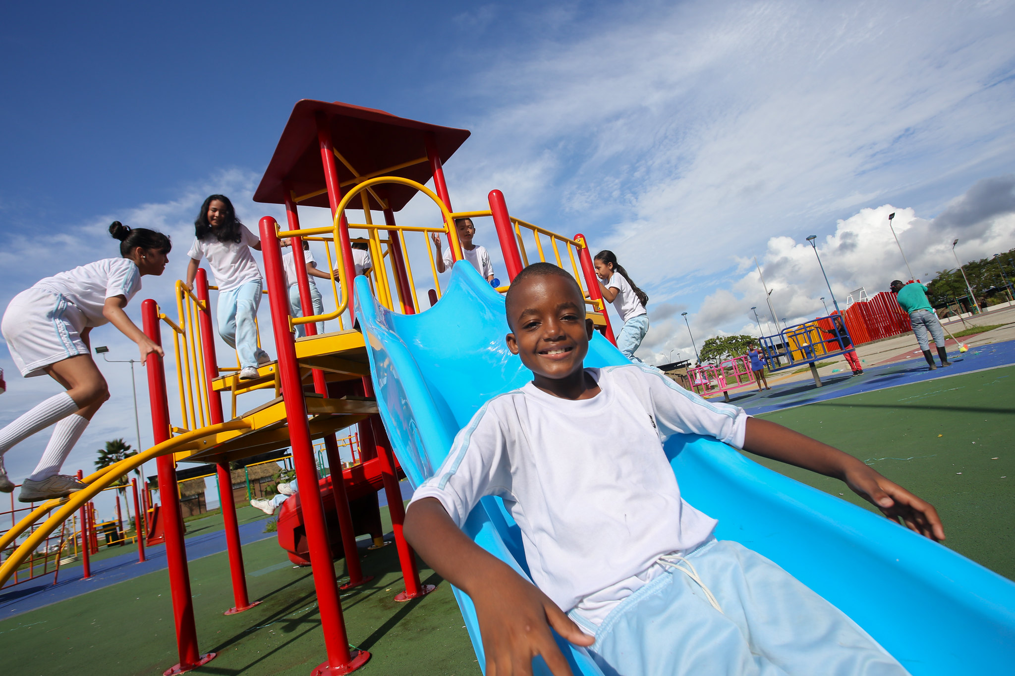 Fotografía niño afrodescendiente en trampolín color azul