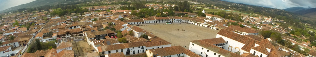Foto desde arriba mostrando pueblo emblemático y su plazoleta principal